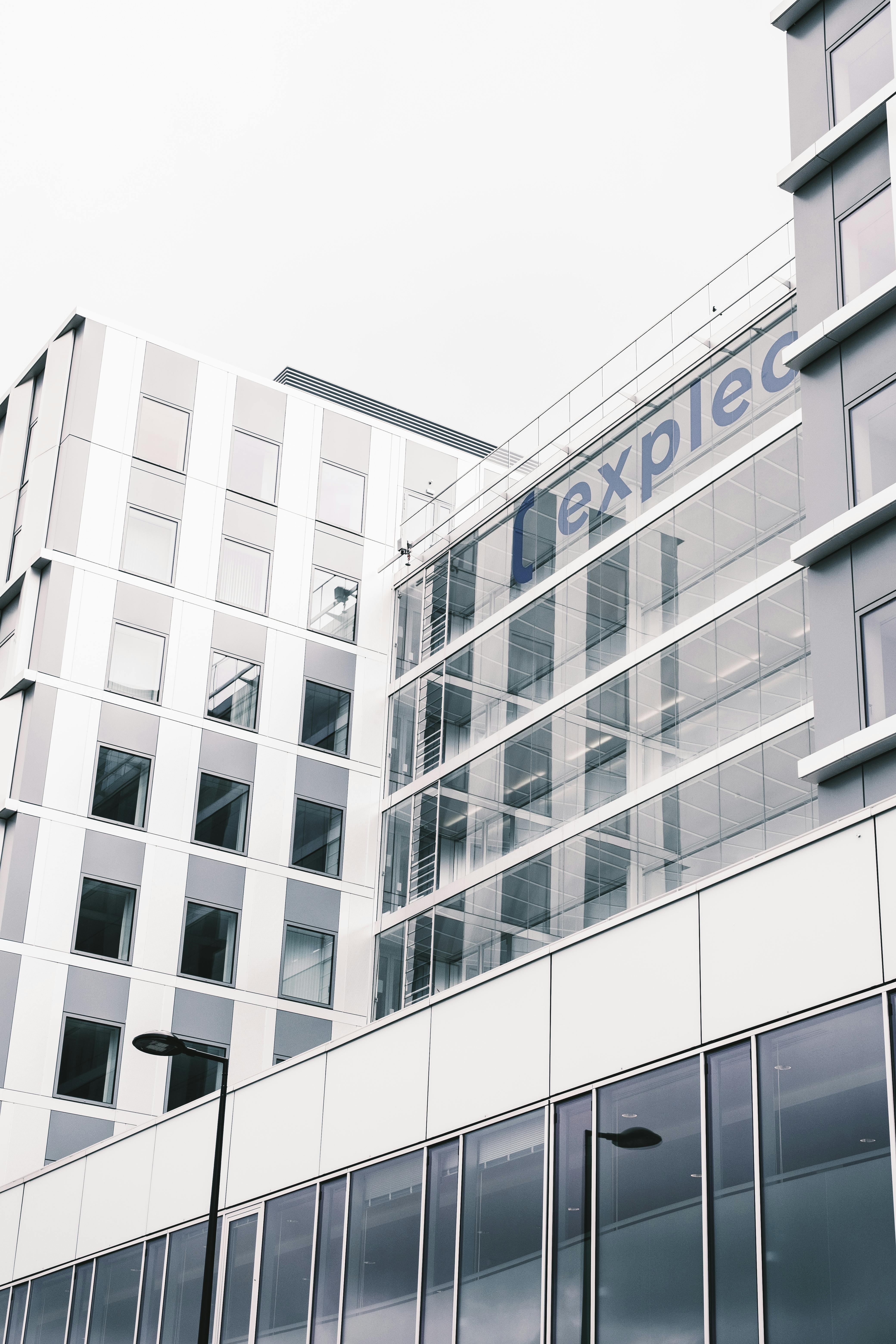 Modern corporate building for patrimonial real-estate advisory.